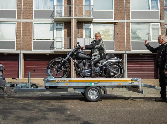 flyde over Tyr blomst Motorcykel trailer | Eduard Trailers